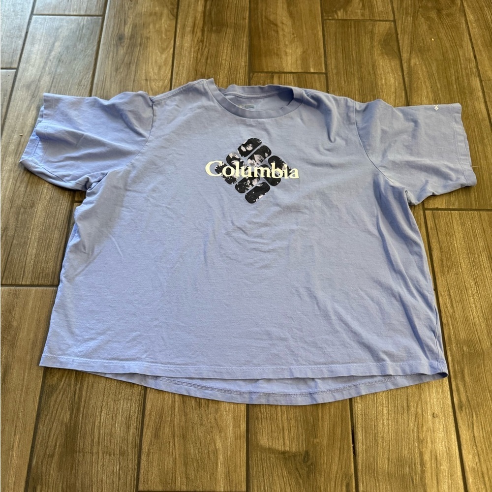 Columbia Light Blue Graphic T-Shirt cropped size XL
24" across, 21" shoulder-hem
